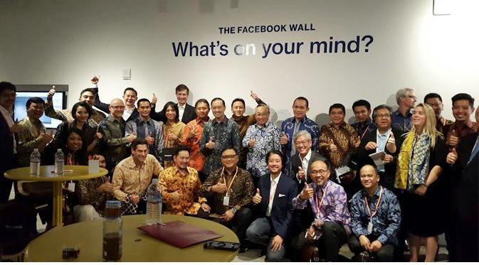 Menkominfo Rudiantara bersama rombongan berfoto di The Facebook Wall, Headquarter Facebook di Menlo Park, California. (Dok: Kemkominfo)