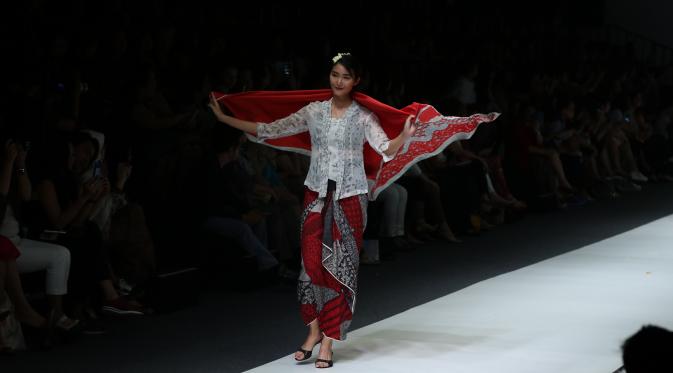 Ekpresifnya Dominique Diyose membawakan koleksi kebaya rancangan Obin di Jakarta Fashion Week 2016 Foto: Liputan6.com/Herman Zakharia