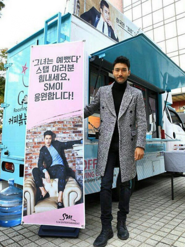 Siwon Super Junior bersama coffee truck di lokasi syuting She was Pretty. Foto: Instagram (@siwon1987)