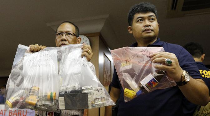 Petugas menunjukan barang bukti saat konferensi pers di Polda Metro Jaya, Jakarta, Kamis (29/10). Pria berinisial LWK yang merupakan staf IT ditetapkan sebagai pelaku ledakan di Mall Alam Sutera pada Rabu (28/10) kemarin. (Liputan6.com/Yoppy Renato)