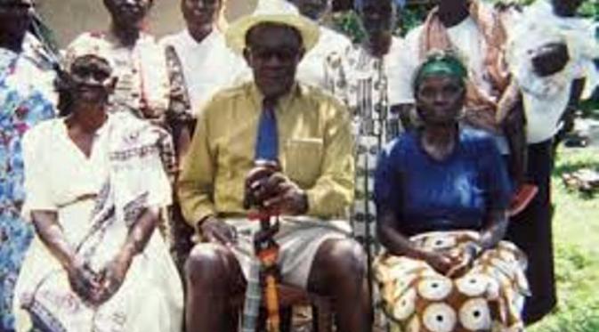 Asentus Ogwella Akuku dan beberapa istrinya | Via: kaskus.co.id