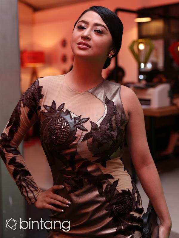 Dewi Perssik ditantang Vega Jelly buktikan keaslian lagu Halalin Aku (Andy Masela/Bintang.com)