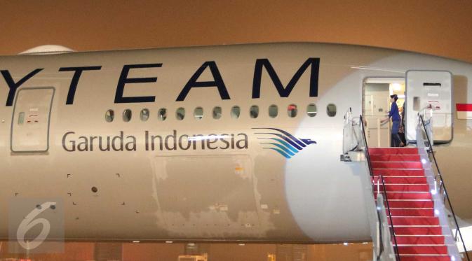 Kondisi pesawat Boeing B777-300ER sesaat setelah mendarat di Bandara Soekarno Hatta, Tangerang, Banten, Kamis (29/10). Pesawat Garuda Indonesia dengan livery Skyteam ini merupakan yang ke-9 yang diterima Garuda sejak tahun 2013 (Liputan6.com/Angga Yuniar)