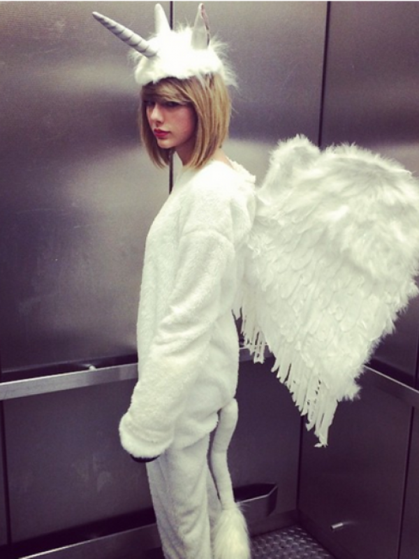 Taylor Swift terlihat imut dalam balutan kostum teletubbies