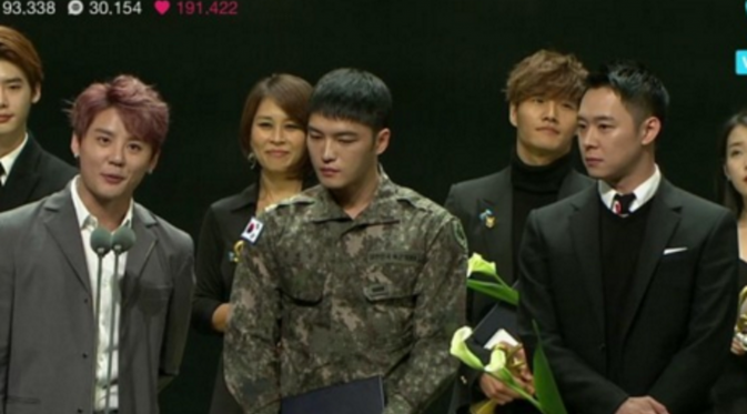 JYJ saat menerima penghargaan 2015 Korean Popular Culture and Arts Award, berlangsung 29 Oktober 2015 [foto: The Korea herald]
