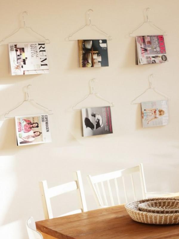 Jadikan dinding sebagai gantungan majalah pakai hanger. Cool! (Via: pinterest.com)