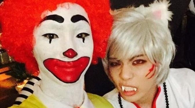 Kostum Key (Ronald McDonald) dan Jonghyun (Inuyasha) pesta Halloween [foto: kpopstarz]