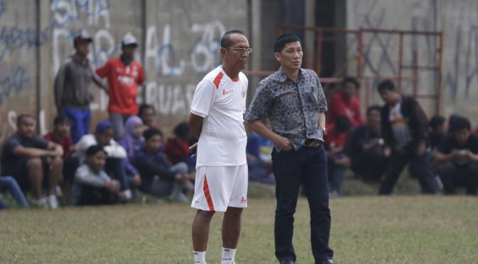 Pelatih baru Persija, Bambang Nurdiansyah berbincang-bincang dengan Presiden Ferry Paulus memantau latihan jelang Piala Jenderal Sudirman di Lapangan National Youth Training Center, Sawangan, Depok, Jumat (30/10/2015). (Bola.com/Vitalis Yogi Trisna)