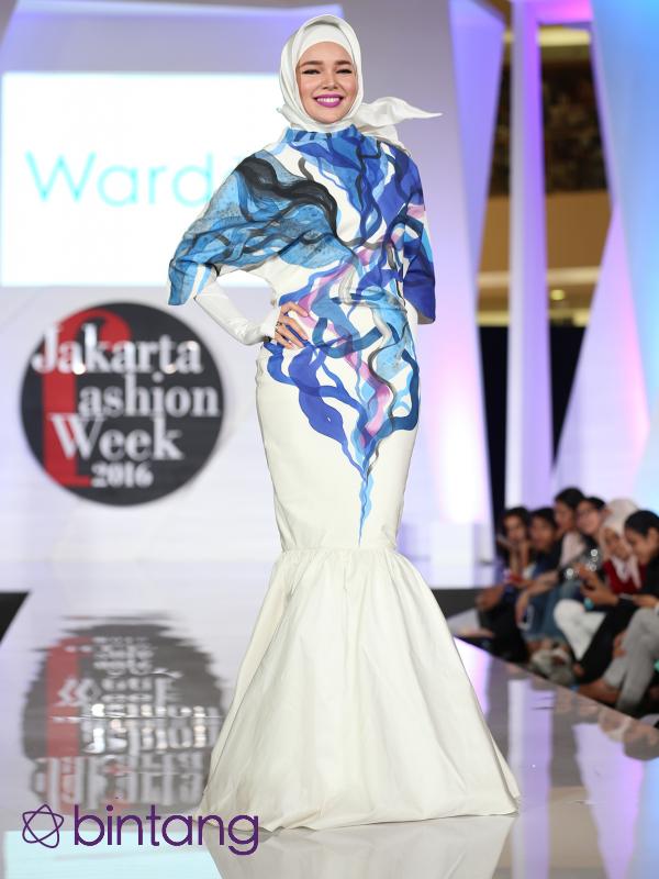 Saat ditemui di Jakarta Fashion Week 2016, Senayan City, Jakarta pada Jumat (30/10/2015), Dewi Sandra mengaku  sama sekali tidak percaya dengan penggunaan susuk yang katanya bisa memancarkan aura dan melancarkan rezeki. (Andy Masela/Bintang.com)