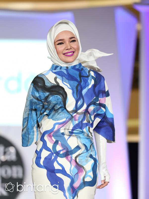 Foto profil Dewi Sandra di acara Jakarta Fashion Week 2016 (Andy Masela/bintang.com)