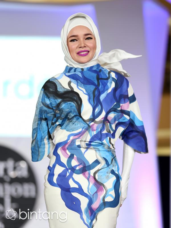Foto profil Dewi Sandra di acara Jakarta Fashion Week 2016 (Andy Masela/bintang.com)