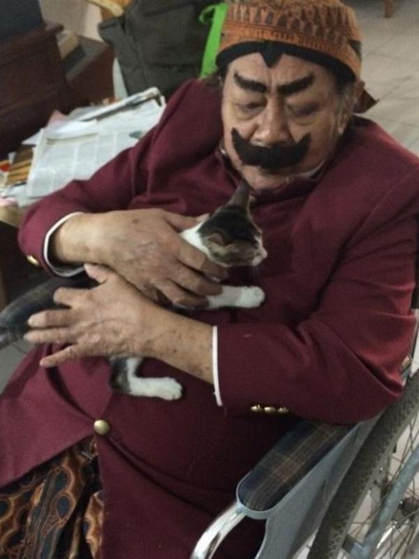 Pak Raden sedang mengendong kucing (Instagram/@prasodjochusnato)