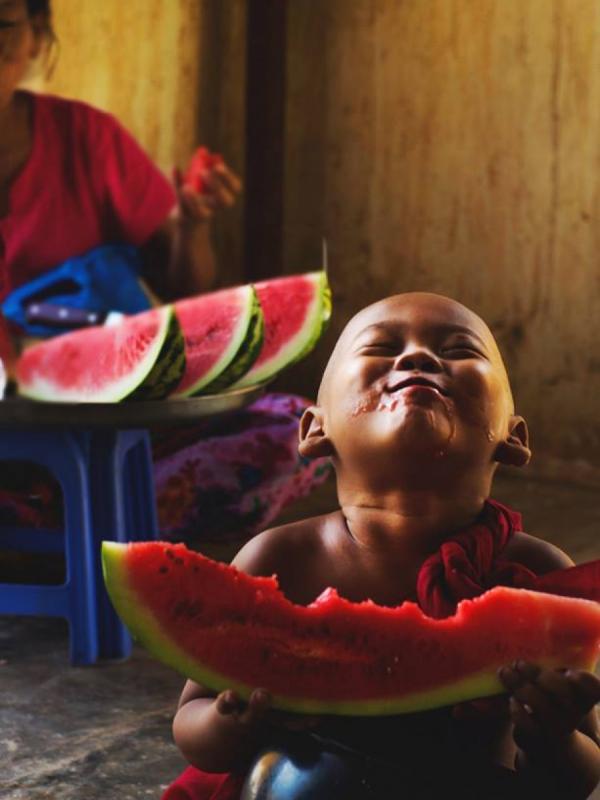 Makan semangka. (Via: peacefullydoesit.tumblr.com)