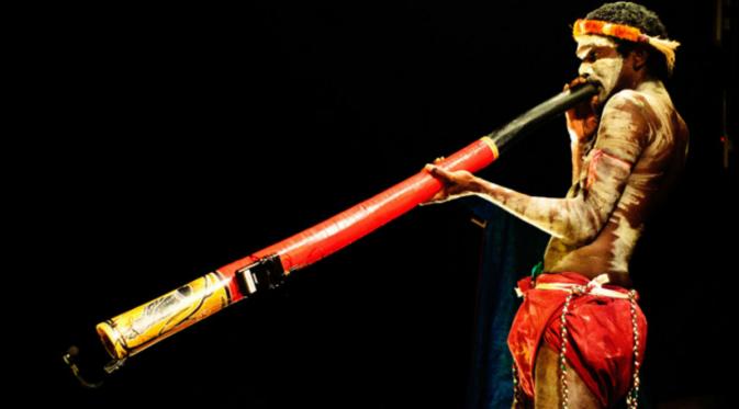 memainkan didgerido adalah salah satu cara suku Aborigin untuk berhubungan dengan alam dan dunia roh.