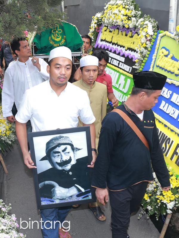 terlihat kerabat dan keluarga beramai-ramai menghantarkan sosok teladan yang juga telah menjadi legenda pendongeng anak-anak Indonesia. (Galih W. Satria/bintang.com)