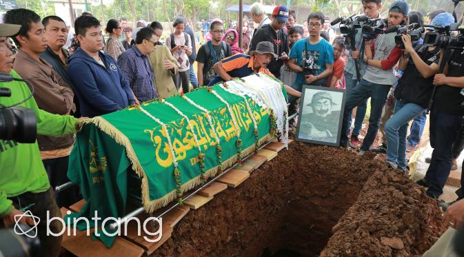 Prosesi pemakaman berlangsung syahdu. Lantunan doa mengiringi sosok tegas namun berhati lembut itu saat diistirahatkan ke tempat peristirahatan terakhirnya. (Galih W. Satria/Bintang.com)