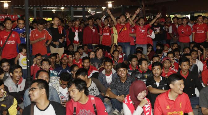 Suasana kemeriahan acara nonton bareng antara Chelsea melawan Liverpool di Bekasi, Jawa Barat, Minggu (25/10/2015). (Bola.com/Vitalis Yogi Trisna)