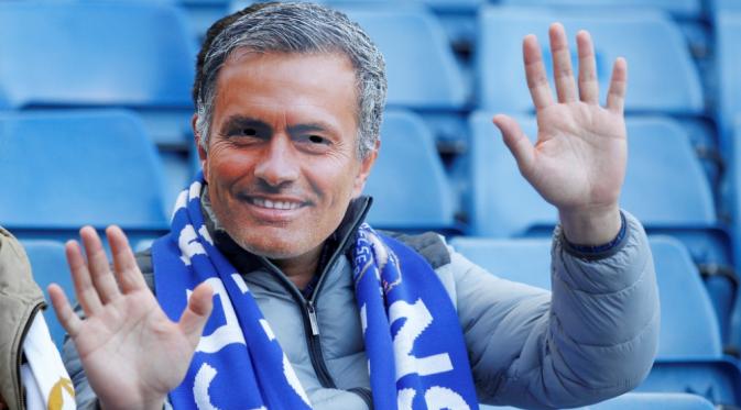 Suporter Chelsea tampak memakai topeng Jose Mourinho pada laga melawan Liverpool di Stamford Bridge, Sabtu (31/10/2015). (AFP/Ian Kington)