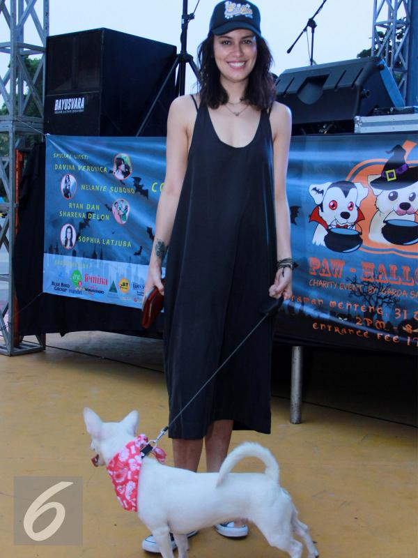 Sophia Latjuba bersama anjing kesayangan. [Foto: Herman Zakaria/Liputan6.com]