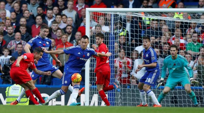 Gelandang Liverpool, Philippe Coutinho, saat melepaskan tendangan yang berujung gol ke gawang Chelsea pada laga lanjutan Premier League, di Stamford Bridge, Sabtu (31/10/2015)