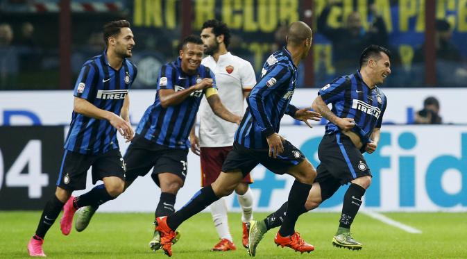 Selebrasi pemain Inter Milan menyambut gol yang dicetak Gary Medel ke gawang AS Roma. ( REUTERS/Alessandro Garofalo)