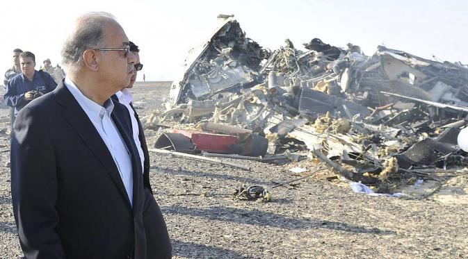 Perdana Menteri Mesir Sherif Ismail (kanan) melihat kondisi pesawat yang sudah hancur di kota El Arish , Mesir utara,(31/10/2015). Pesawat  membawa 224 penumpang jatuh ke daerah pegunungan Sinai setelah kehilangan kontak radar.(REUTERS/Stringer)