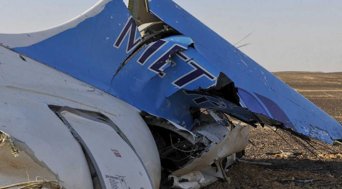 Kondisi pesawat yang hancur akibat terjatuh di pegunungan Sinai, Mesir utara,(31/10/2015). Pesawat Airbus A-321 jatuh pada hari Sabtu, tak lama setelah meninggalkan bandara Sharm el-Sheikh untuk terbang ke St Petersburg, Rusia.(REUTERS/Stringer)