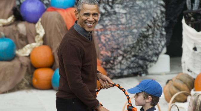 Presiden Barack Obama Dibuat Pusing di Hari Halloween | via: cdn-europe1.new2.ladmedia.fr