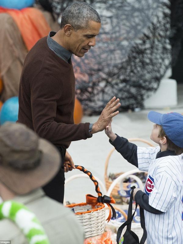 Presiden Barack Obama Dibuat Pusing di Hari Halloween | via: i.dailymail.co.uk