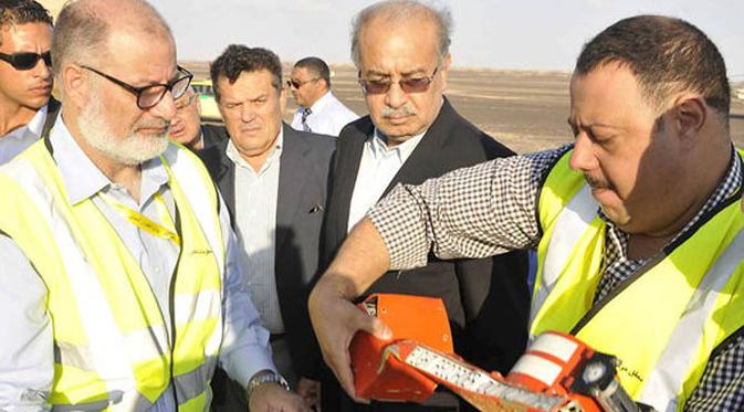 Perdana Menteri Mesir Sherif Ismail melihat black box pesawat milik Rusia. (express.co.id)