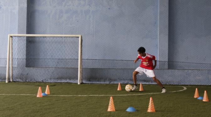 Pesepak bola muda Indonesia, Ibrahim Zikri akan mewakili Asia Tenggara ikut dalam ajang Manchester United Soccer School World Skills Final 2015 di Manchester, Inggris, 5-8 November 2015. (Bola.com/Vitalis Yogi Trisna)