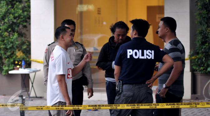Sejumlah petugas kepolisian saat berada di depan kantor Go-Jek pasca terjadi penembakan sekitar pukul 13.00 WIB, Jakarta, Minggu (1/11/2015). Polisi memastikan benda yang ditemukan bukanlah proyektil peluru senjata api. (Liputan6.com/Johan Tallo)