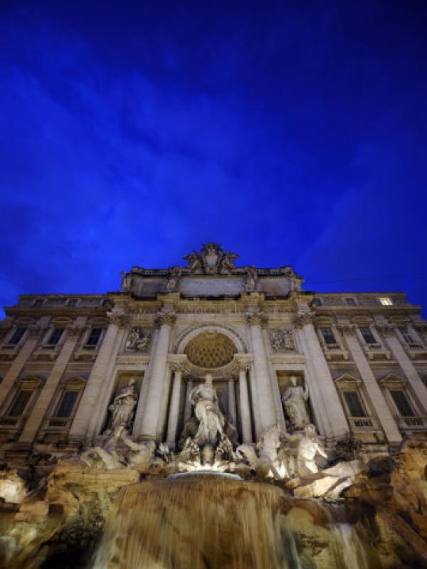 Melihat Trevi Fountain di bulan November. | via: Getty Images