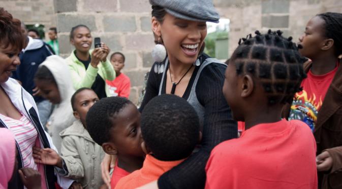 Alicia Keys saat berkunjung ke Africa (publicenemyafrica.com)
