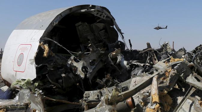 Puing-puing pesawat komersial Rusia berserakan di Semenanjung Sinai (Reuters)