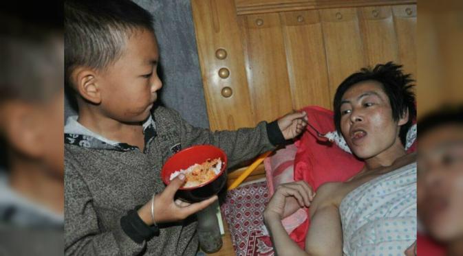 Setiap pagi ia bangun pukul 6, lalu membuat sarapan untuk ayahnya sebelum berangkat sekolah. (Shanghaiist)