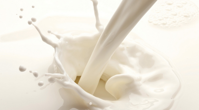 Tak hanya untuk tubuh saja, ternyata susu memiliki manfaat yang sangat baik untuk kulit wanita.