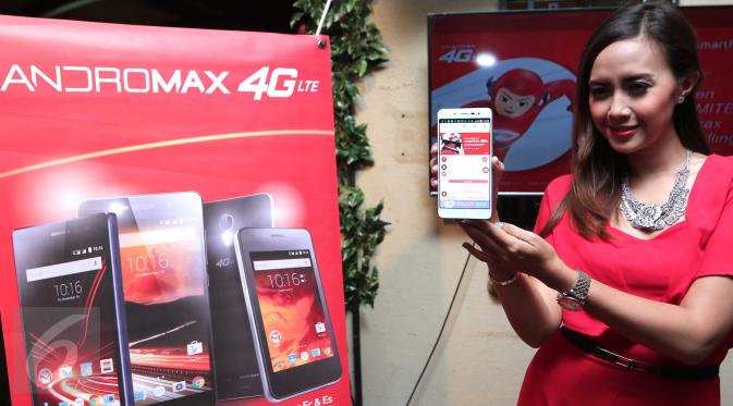 Pegunjung memperlihatkan produk baru Smartfren di Jakarta, Senin (2/11/2015).Smartfren meluncurkan sebuah paket 4G LTE baru tanpa batasan kuota.(Liputan6.com/Angga Yuniar)