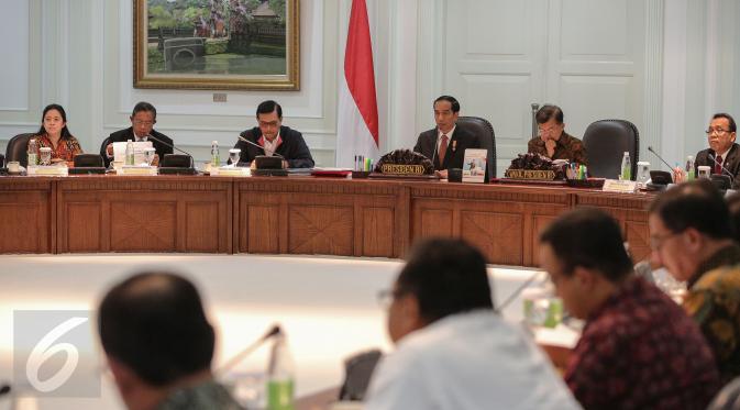 Presiden Jokowi didampingi Wapres Jusuf Kalla beserta menteri melakukan Sidang Kabinet Paripurna di Istana Kepresidenan, Jakarta,(2/11/2015). Sidang membahas APBN 2016, Persiapan Pilkada, dan Paket Kebijakan Ekonomi VI. (Liputam6.com/Faizal Fanani)