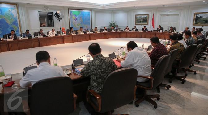 Suasana Sidang Kabinet Paripurna di Kantor Presiden, Komplek Istana Kepresidenan, Jakarta, Senin (2/11/2015). Sidang membahas APBN 2016, Persiapan Pilkada Serentak, dan Paket Kebijakan Ekonomi VI. (Liputam6.com/Faizal Fanani)