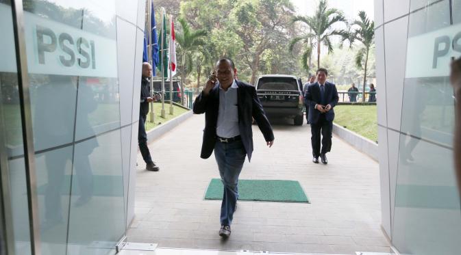 Presiden PSSI La Nyalla Mattalitti saat akan bertemu Delegasi FIFA-AFC Kantor PSSI, Senayan, Jakarta, Senin (2/11/2015). (Bola.com / Nicklas Hanoatubun)