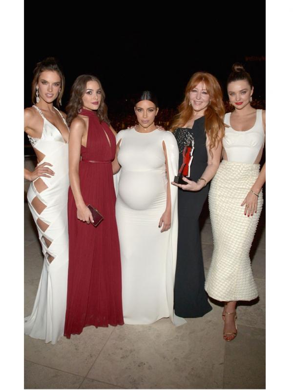 Kim Kardashian berpose di antara supermodel Hollywood [foto: E Online]