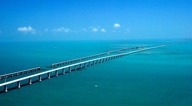 Jembatan Sepanjang 11 KM, Florida, Amerika Serikat | via: brightside.me