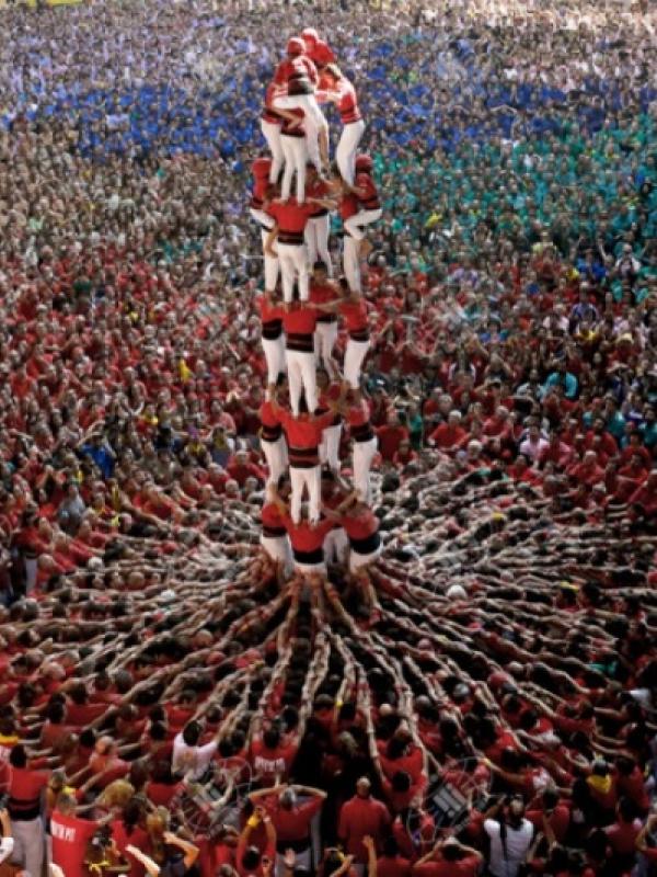 Menara Manusia pada Sebuah Kompetisi di Spanyol | via: brightside.me