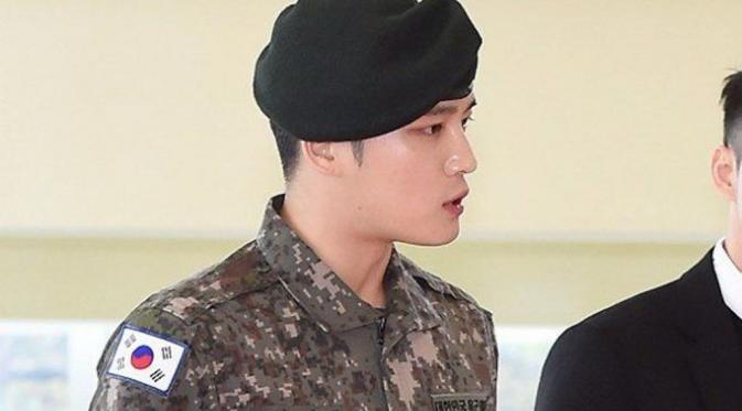 Kim Jaejoong terbalik meletakkan posisi emblem bendera Korea Selatan [foto: Koreaboo]