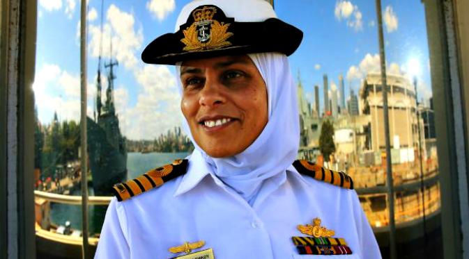 Kisah Kapten Mona Shindy, nakhoda kapal perang HMAS Canberra, mendobrak semua pandangan saru. (Sumber Daily Telegraph)