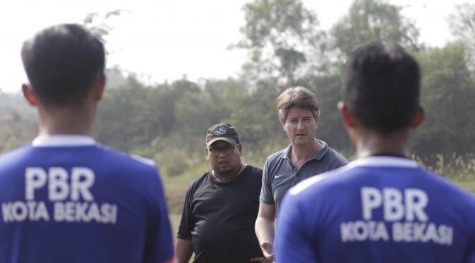 Mantan pelatih timnas Indonesia, Pieter Huistra resmi menangani Persipasi Bandung Raya di Piala Jenderal Sudirman mendatang. (Bola.com/Vitalis Yogi Trisna)
