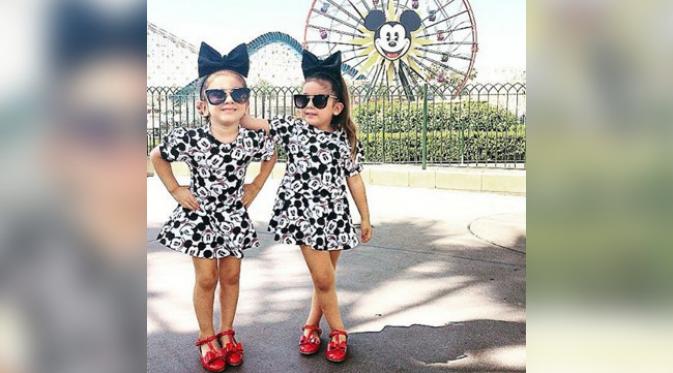 Chloe dan Bella di Disneyland. (foto: Instagram/theroyaltwins)