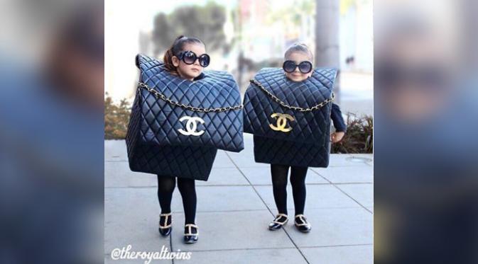 Bella dan Chloe tampil menggelikan jadi tas Chanel. (foto: Instagram/theroyaltwins)