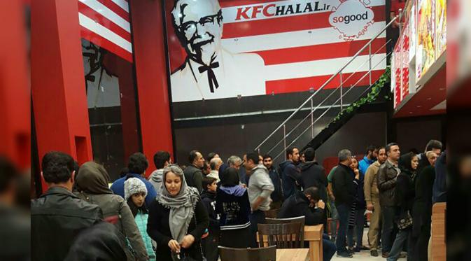 Antrean KFC saat buka Minggu malam di Tehran, Iran. (Mashable)
